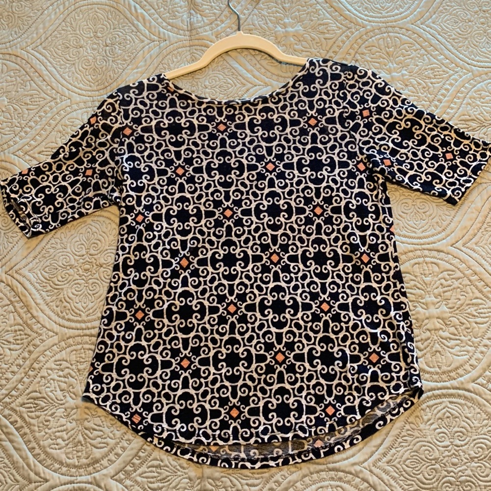 Loft linen top. Beautiful navy, white and coral pattern!